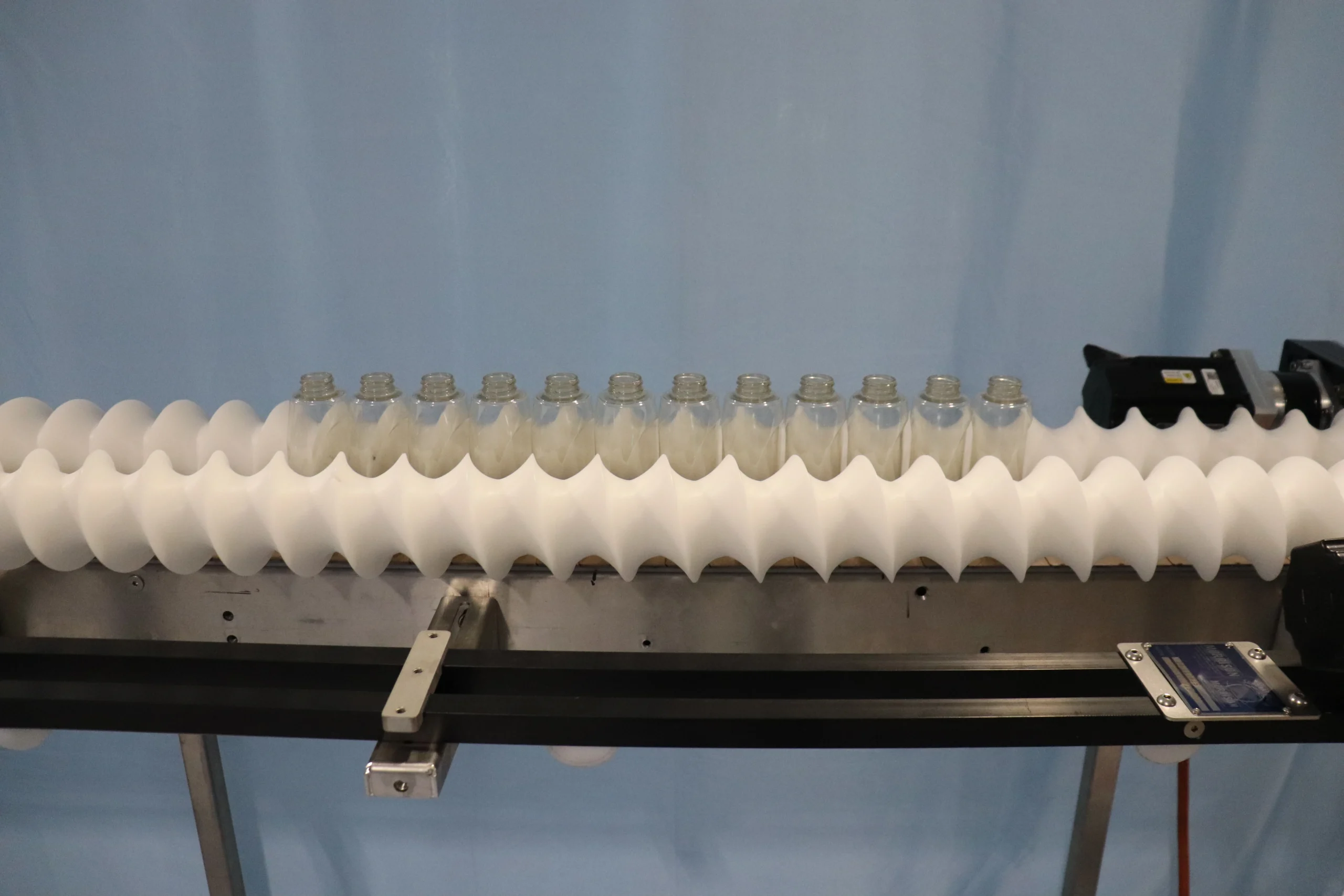 Turning and Indexing System for Oval Bottles – Efficient Robotic Pick-Up